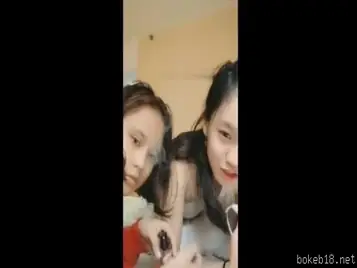 Dua kakak adik pamer toket bareng di live