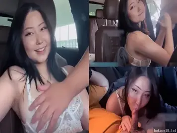 Ngewe bareng pacar cantik di dalam mobil